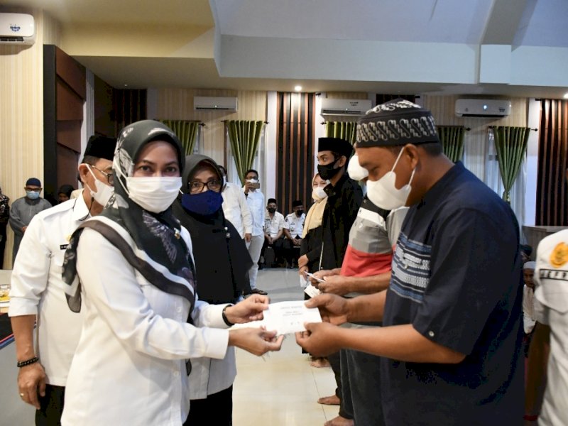 Pemerintah Kabupaten Luwu Utara menyerahkan 81 Hunian Tetap (Huntap) kepada para penyintas banjir bandang, Rabu (27/4/2022).