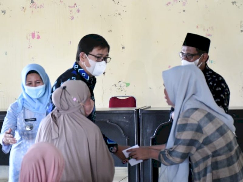 Wakil Bupati Luwu UtaraSuaib Mansur menyerahkan bantuan kepada warga terdampak bencana angin puting beliung di Kantor Desa Munte Kecamatan Tanalili.
