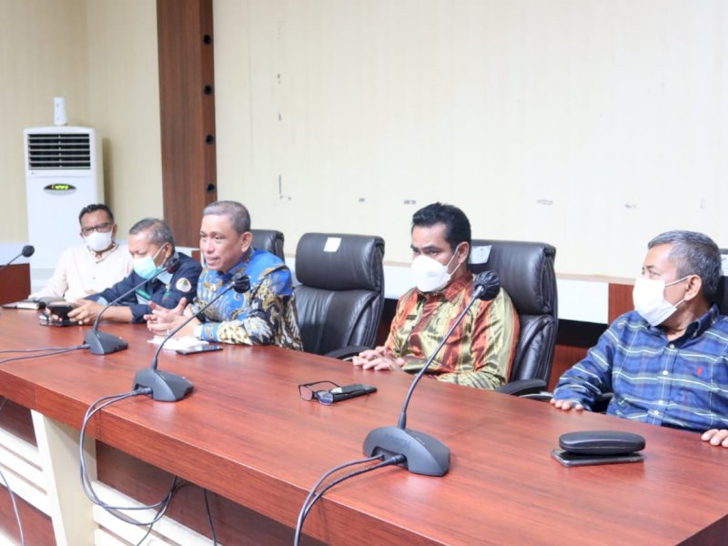 Bupati Wajo Amran Mahmud menerima tim pemprov membahas sutera Wajo. 