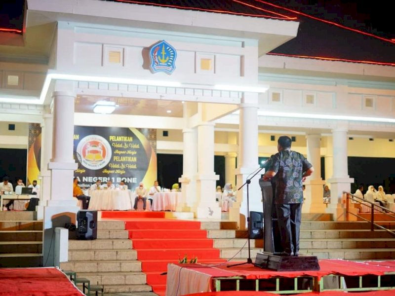 Bupati Bone Fahsar Padjalangi membuka rapat kerja Ikatan Alumni SMA Negeri I Bone di Lapangan Merdeka Watampone, Selasa (3/5/2022) malam.