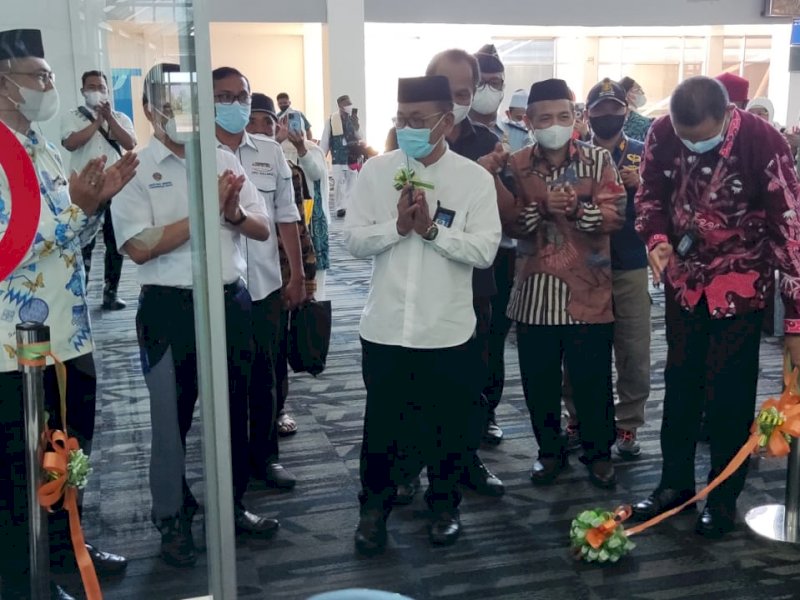 Gubernur Sulsel Sudirman Sulaiman meresmikan dibukanya kembali penerbangan Makassar-Madinah. 