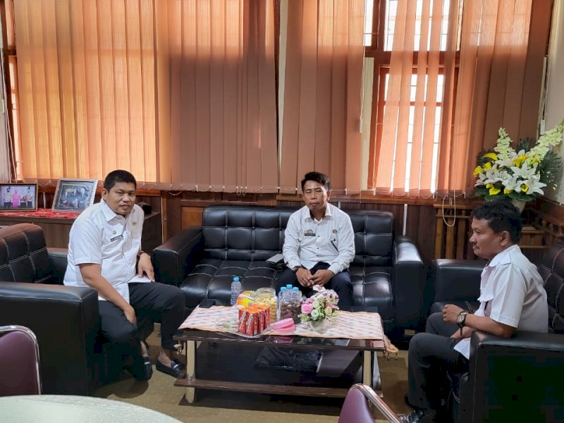 Kepala UPT Dinas PUTR Prov Sulsel saat berkunjung ke Kantor Dinas PUPRP Kab Wajo membicarakan penanganan jalan Atapange-Doping. 