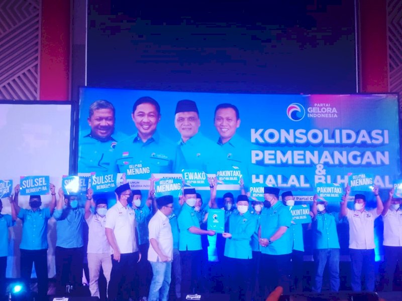 Ketua DPW Gelora Sulsel Syamsari Kitta menyerahkan dokumen verifikasi parpol kepada Ketua Umum Partai Gelora Indonesia Anis Matta. 