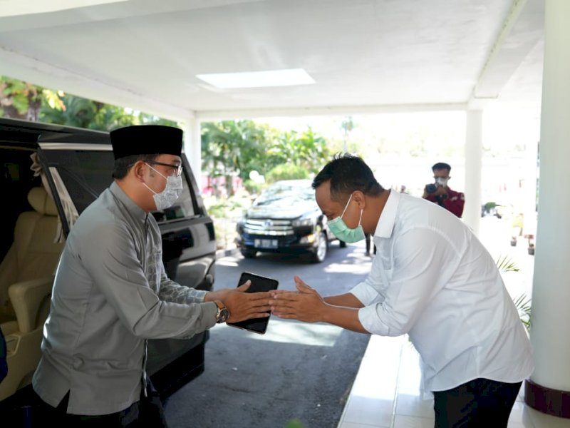 Gubernur Sulawesi Selatan Andi Sudirman Sulaiman menerima kedatangan Gubernur Jawa Barat Ridwan Kamil (RK) di Rumah Jabatan Gubernur Sulsel, Sabtu siang (7/5/2022).