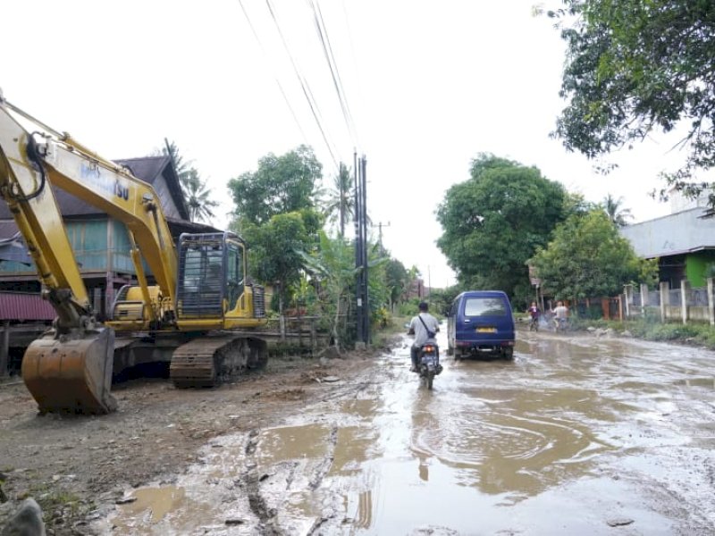 Ruas jalan Pekkae - Takkalala, Kabupaten Soppeng yang saat ini sedang dalam tahap pengerjaan.