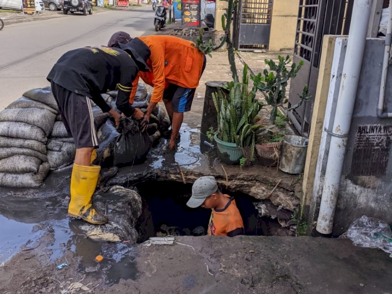Tim Satgas Drainase DPU Makassar melakukan pengerukan sedimen di 38 titik. 