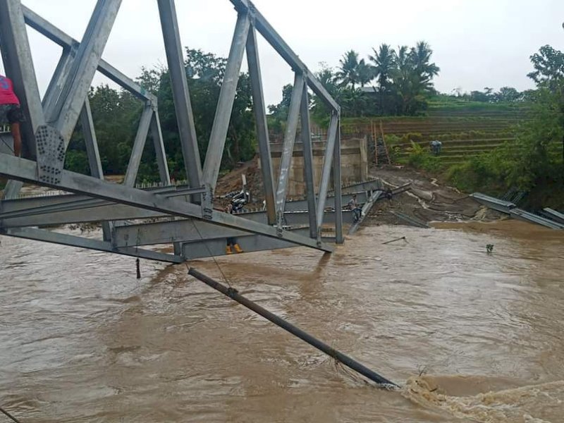 Jembatan Sungai Garimpang Desa Kalero Kecamatan Kajuara Kabupaten Bone ambruk usai diterjang arus sungai.