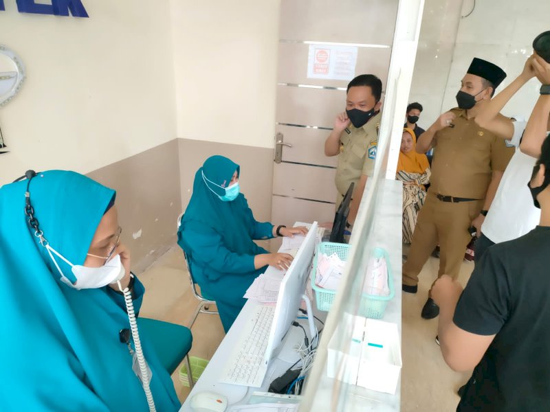 Bupati Bantaeng Ilham Azikin  memantau aktivitas di RSUD Prof DR Anwar Makkatutu, Bantaeng, Senin 9 Mei 2022.