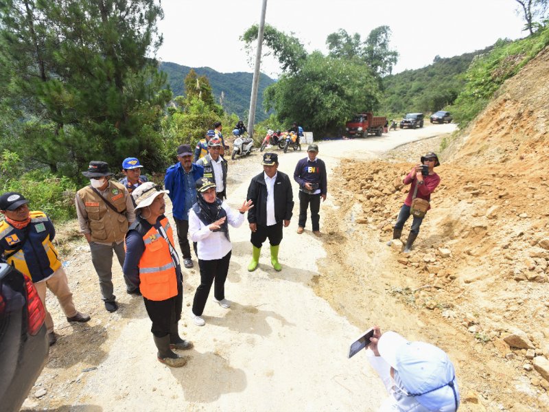 Bupati Lutra Indah Putri Indriani meninjau longsor di ruas Sabbang-Rongkong.