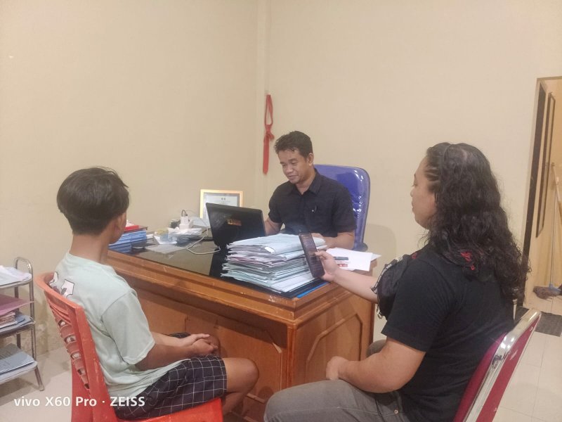 IK, terduga pelaku pembusuran yang menewaskan pelajar di Bantaeng diperiksa di Polres Bantaeng. 