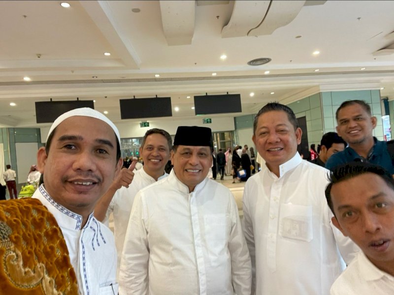 Wakil Ketua Umum DPP Partai Golkar HAM Nurdin Halid dan Ketua DPW NasDem Sulsel Rusdi Masse Mappasessu bersama kader NasDem selfi saat bertemu menunaikan ibadah umrah, di Tanah Suci Mekkah, Jumat (13/05/2022).