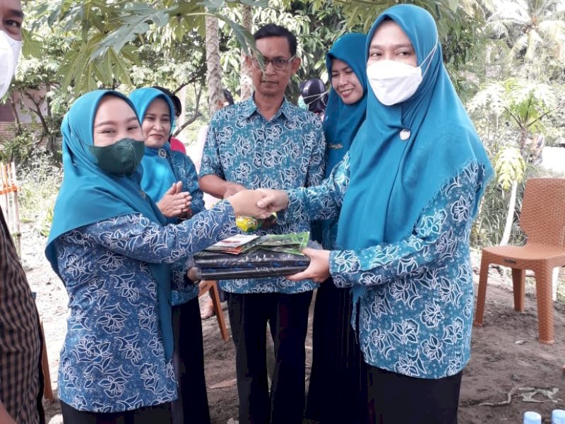 Ketua TP-PKK Kabupaten Luwu Utara, Ny. Rahma Nursaid Suaib, menyerahkan benih sayuran kepada Pengurus TP-PKK Desa Pince Pute Kecamatan Malangke.
