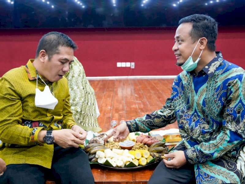 Gubernur Sulsel Sudirman Sulaiman berbincang dengan tokoh Permas Syamsul Rizal. 