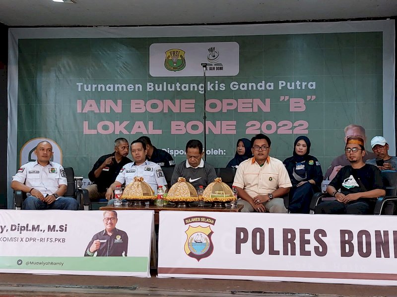 Pembukaan Turnamen Bulutangkis Ganda Putra yang digelar PB IAIN Bone. 