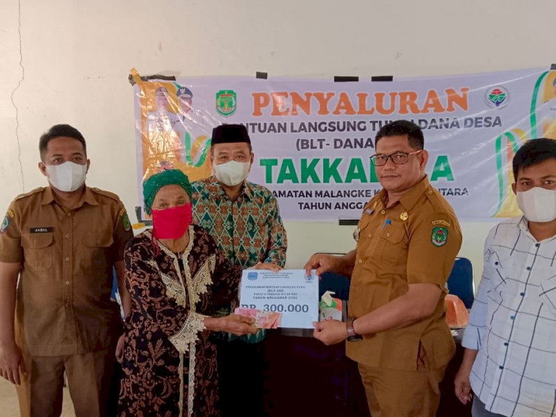Warga Desa Takkalala Lutra Terima BLT-DD, ini Pesan Camat