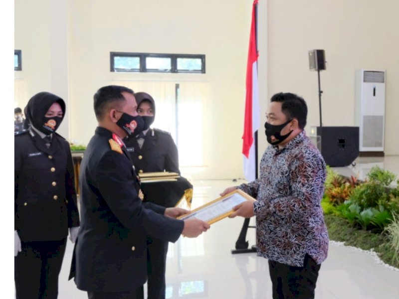 Direktur Laksus Muh Ansar (kanan) saat menerima award dari Polda Sulsel. 