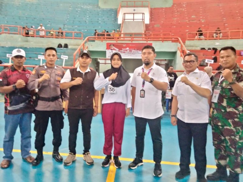 Bintang (tengah) siswi asal Lutra yang lolos paskibraka nasional.