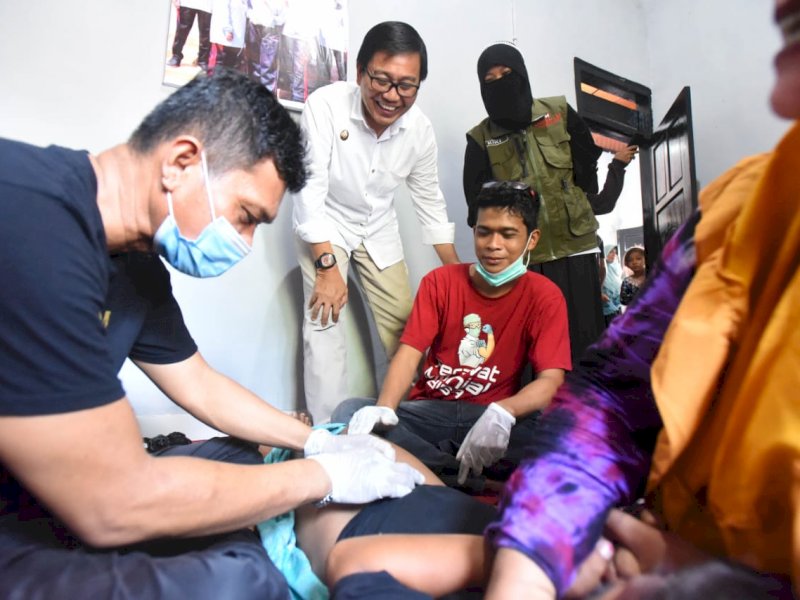 Wabup Lutra Suaib Mansur meninjau khitanan massal di Desa Kariango. 