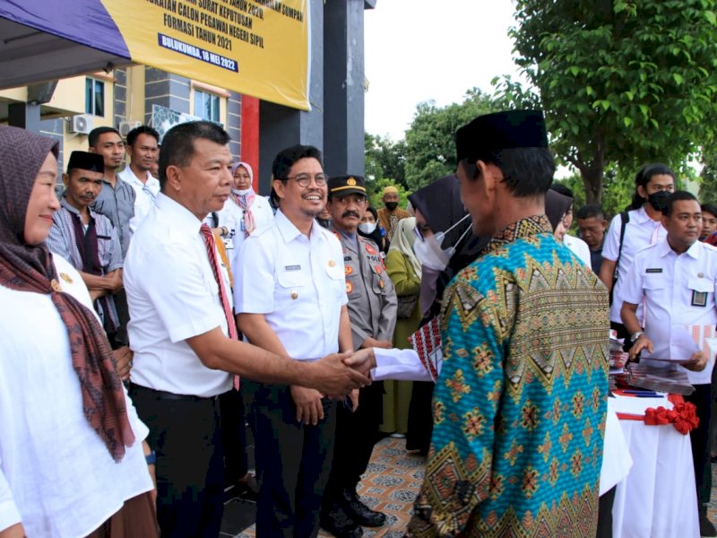Bupati Bulukumba Muchtar Ali Yusuf menyerahkan SK kepada 288 CPNS. 