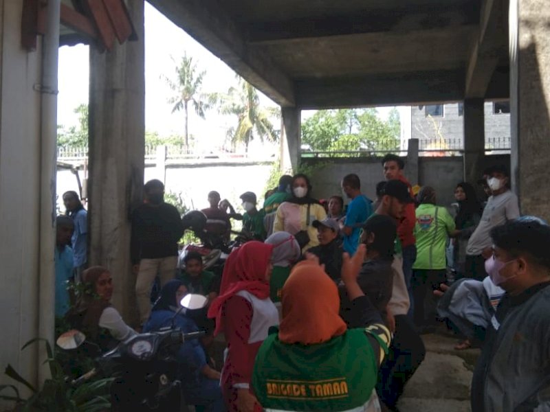 Aksi protes pekerja Brigade Taman Kota Makassar di Kantor DLH.