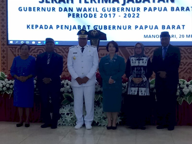 Serah terima jabatan Gubernur Papua Barat Dominggus Mandacan kepada Pj Gubernur Paulus Waterpauw. 