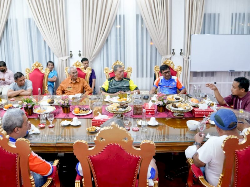 Gubernur Sulsel Sudirman Sulaiman menjamu para pebalap legendaris Indonesia di rumah jabatan. 