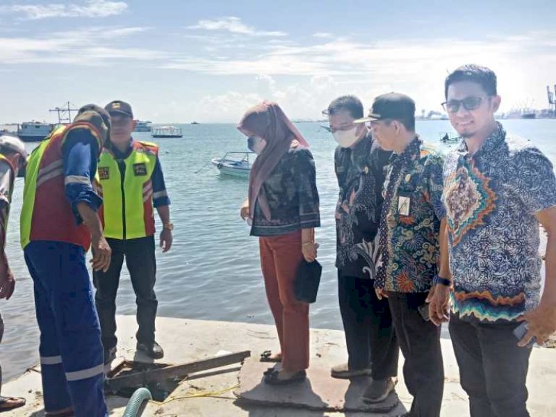 Anggota DPRD Kota Makassar, Fachruddin Rusli bersama Kepala Dinas PU Kota Makassar, Zuhaelsi Zubir meninjau perbaikan Instalasi Pengolahan Air Limbah (IPAL) di Pulau Lae-lae, Kecamatan Ujung Pandang, Kamis (19/5/2022). 