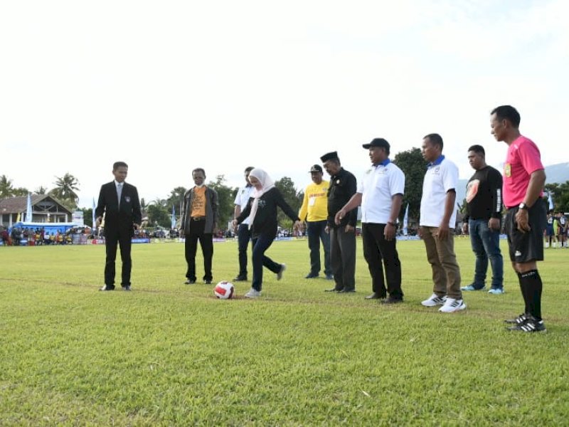 Bupati Luwu Utara Indah Putri Indriani membuka turnamen sepakbola Sidomukti Cup I, Sabtu (21/5/2022) di lapangan Desa Sidomukti, Kacamatan Bone-Bone