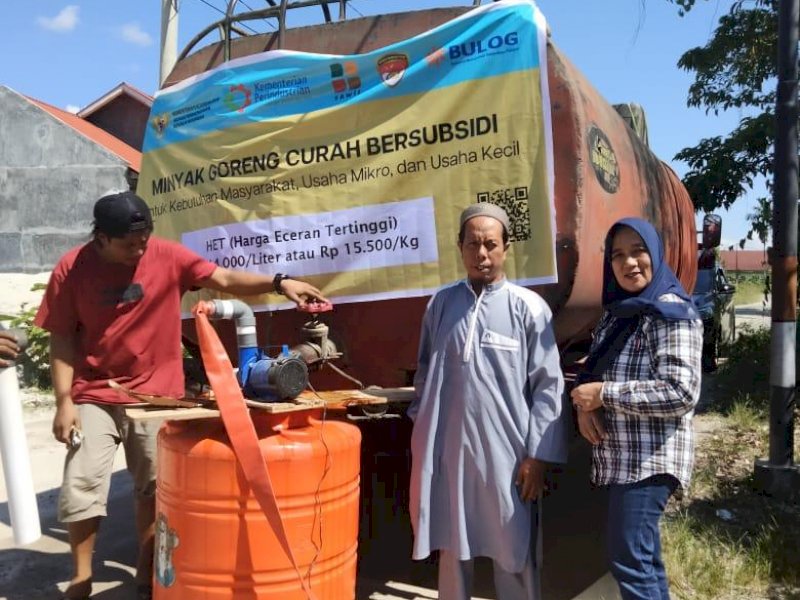 Distribusi minyak goreng curah bersubsidi ke Lutra dari Bulog Palopo. 