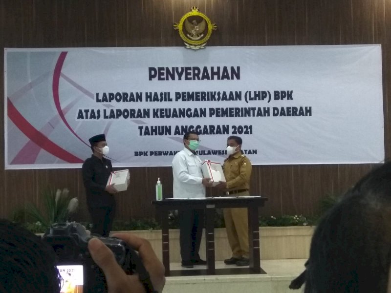 Bupati Toraja Utara Yohanis Bassang menerima LHP Keuangan 2021 dari BPK RI, Senin (23/5/2022).