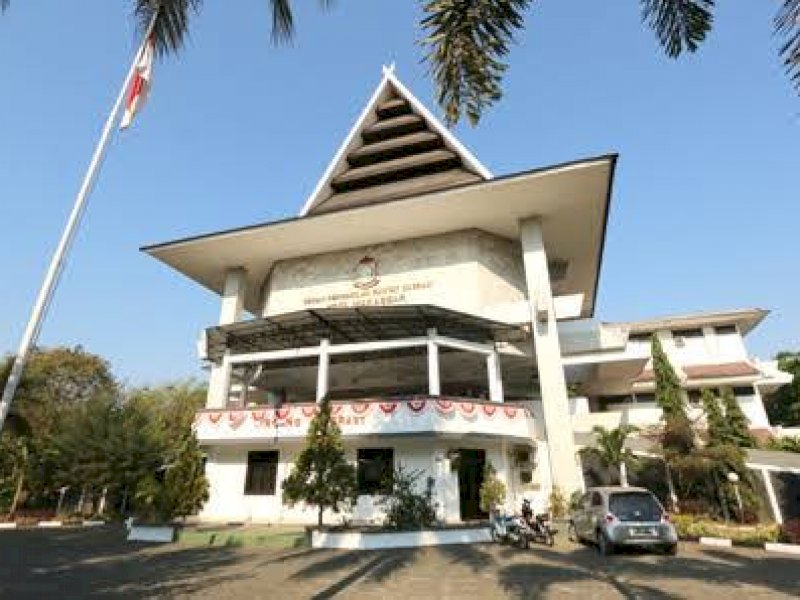 Gedung DPRD Makassar yang dilakukan renovasi. 