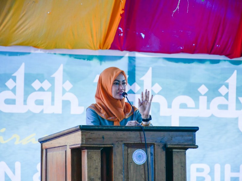 Bupati Lutra Indah Putri Indriani menghadiri wisuda Pondok Pesantren (Ponpes) Darul Arqam Muhammadiyah Balebo, Minggu (22/05/2022).