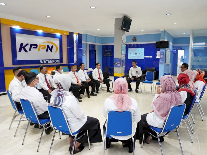 KPPN Watampone menggelar briefing bersama Kepala KPPN Watampone Djoko Julianto, Senin (23/5/2022).
