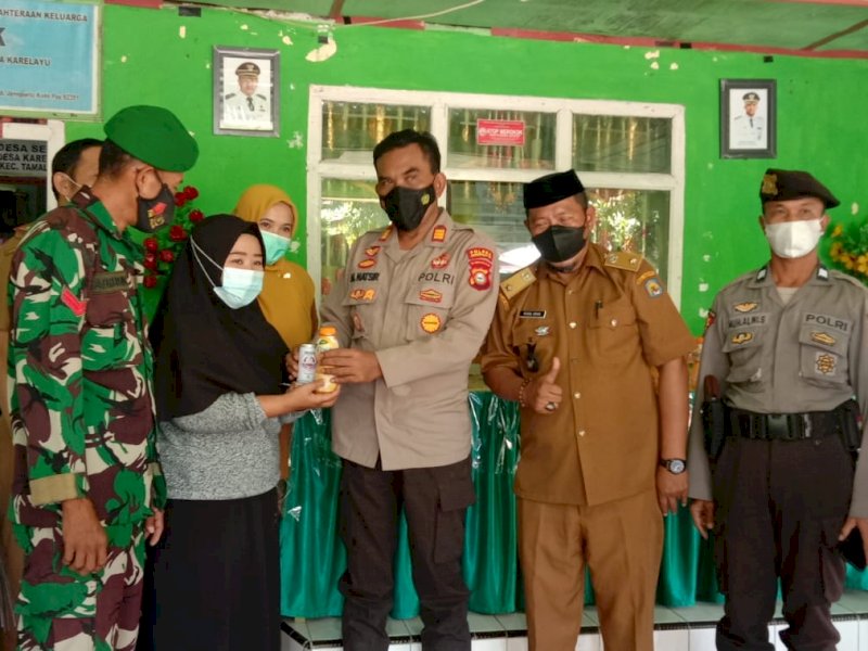 Pemerintah Desa Karelayu bersama pihak Dinas Kesehatan Kabupaten Jeneponto menggelar kegiatan vaksinasi massal di Kantor Desa Karelayu, Senin (23/5/2022).