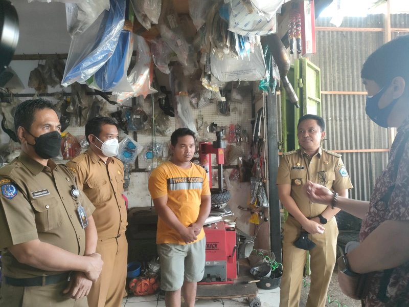 Bupati Bantaeng Ilham Azikin melakukan kunjungan kerja di sejumlah titik penerima bantuan modal usaha berbasis dusun dan RW di Kecamatan Bissappu, Senin, 23 Mei 2022.