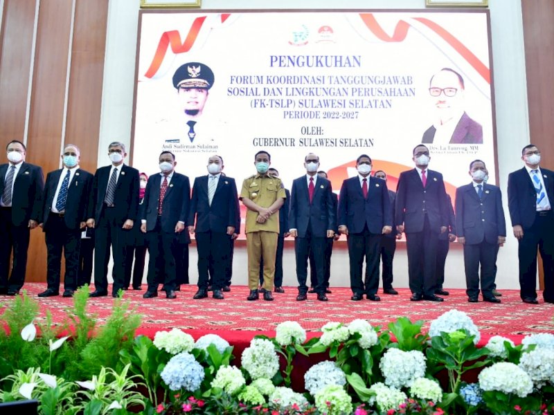 Gubernur Sulawesi Selatan, Andi Sudirman Sulaiman mengukuhkan Pengurus Forum Koordinasi Tanggung Jawab Sosial dan Lingkungan Perusahaan (FK-TSLP) Sulsel Periode 2022-2027, Senin 23 Mei 2022. 