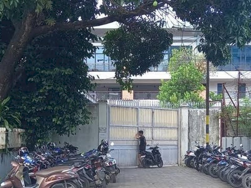 Pagar yang dibangun Toko Agung,  di Jalan Kutilang Makassar. 
