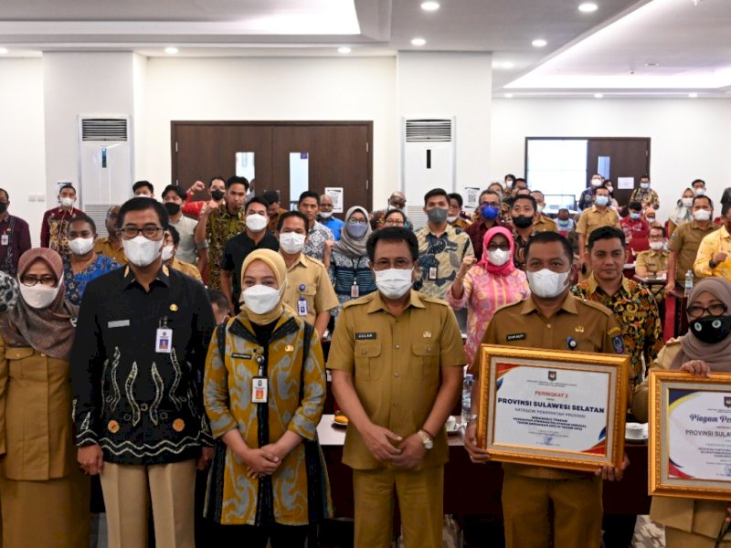 Pemerintah Provinsi Sulawesi Selatan meraih penghargaan peringkat dua terbaik nasional dalam Penerapan Standar Pelayanan Minimal Tahun Anggaran 2021