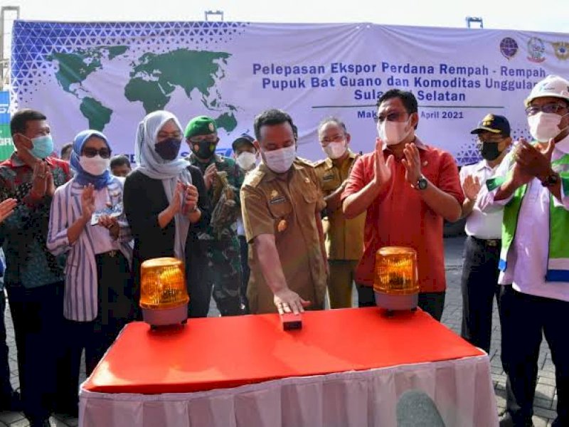 Gubernur Sulsel Andi Sudirman Sulaiman melepas ekspor perdana rempah rempah Sulsel. 