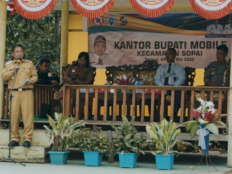 Bupati Toraja Utara Yohanis Bassang membuka KBM di Kecamatan Sopai. 