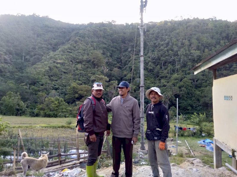 Kadis Kominfo, Statistik dan Persandian Luwu Utara, Arief R. Palallo, melakukan monitoring terhadap proses pengerjaan empat BTS, Senin (23/5/2022),