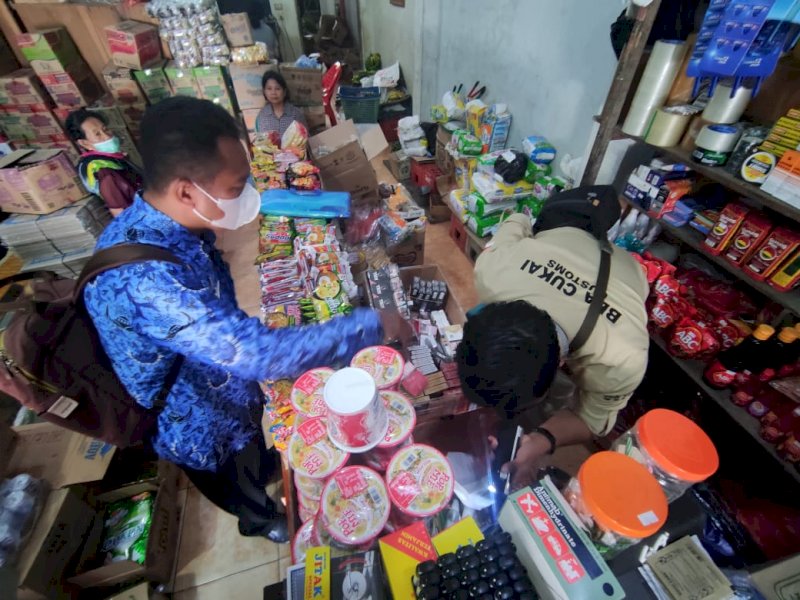 Kanwil Direktorat Jenderal Bea Cukai (DJBC) Sulawesi Selatan melaksanakan operasi pasar terhadap barang barang kena cukai ilegal di Kabupaten Toraja Utara, Rabu (25/5/2022).
