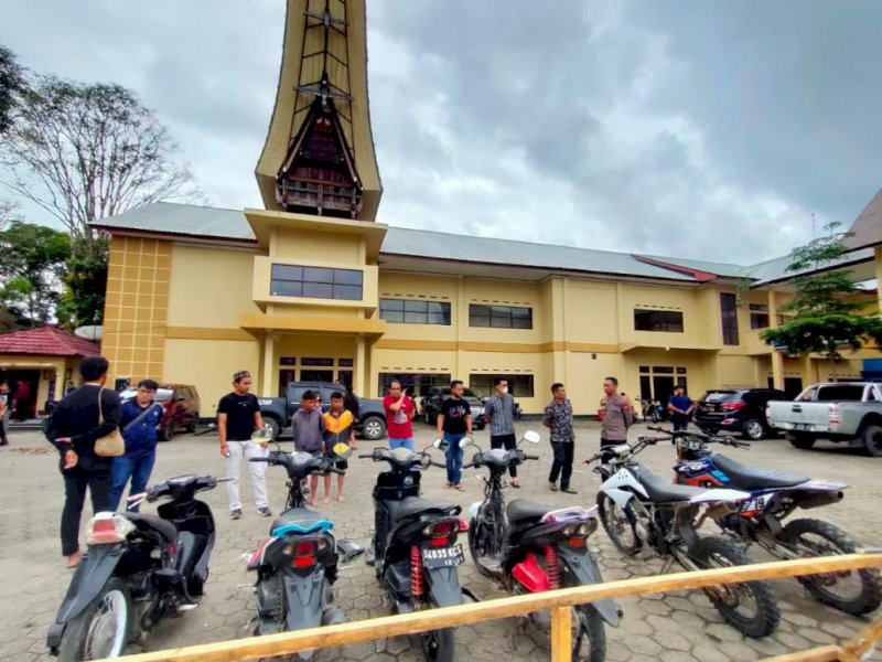 5 tersangka curanmor dan barang bukti yang disita petugas. 