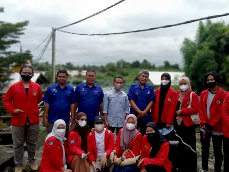 Kepala UPT Pengelolaan Air Limbah Dinas PU Kota Makassar, Kerlinus Bumbungan ST foto bersama dengan mahasiswa FKM Unhas saat studi lapangan, di IPLT Nipa Nipa, Jumat (27/05/2022).
