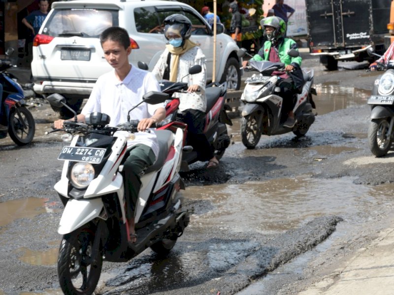 Kondisi Jalan Antang Raya Makassar yang rusak parah. 