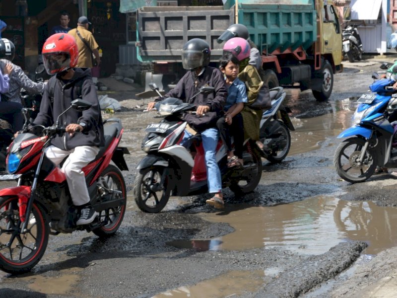Jalan Antang Raya Makassar rusak parah sejak setahun terakhir. 