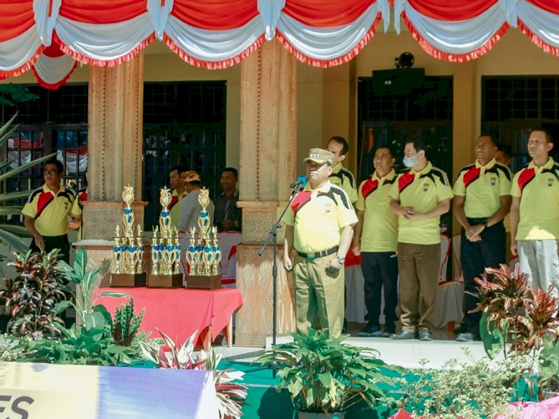 Bupati Toraja Utara Yohanis Bassang membuka turnamen bola voli Kapolres Cup I 2022 di halaman Polres Toraja Utara, Selasa (31/5/2022).
