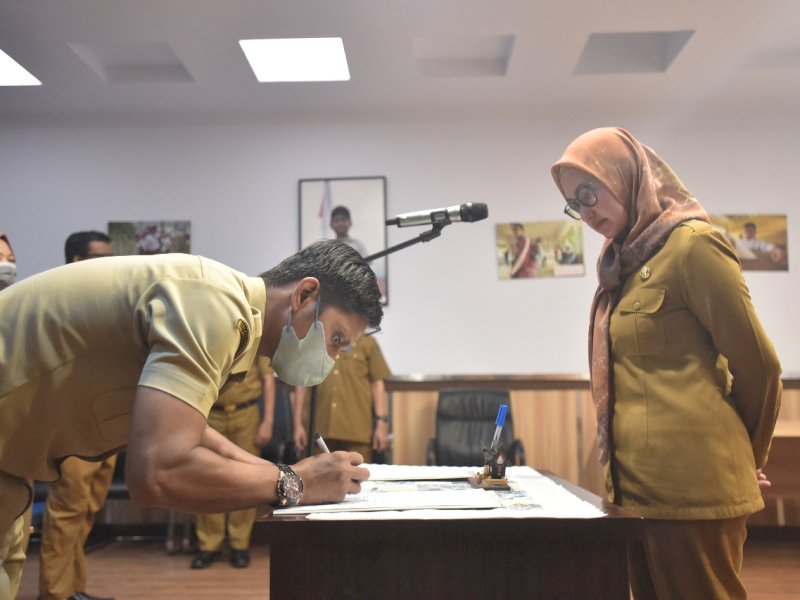 Bupati Indah Putri Indriani melantik pejabat fungsional di Ruang Command Center, kantor Bupati Luwu Utara, Selasa (31/05/2022).