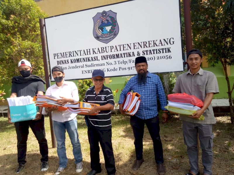 Pemkab Enrekang menyerahkan dokumen kepada PKN setelah kalah di MA. 