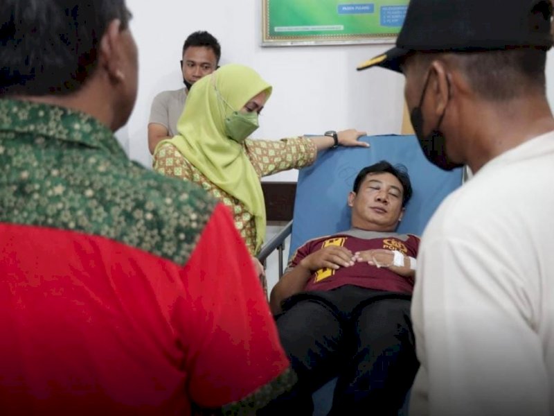 Bupati Lutra Indah Putri Indriani menjenguk personel kepolisian yang jadi korban aksi unjuk rasa di Baebunta. 